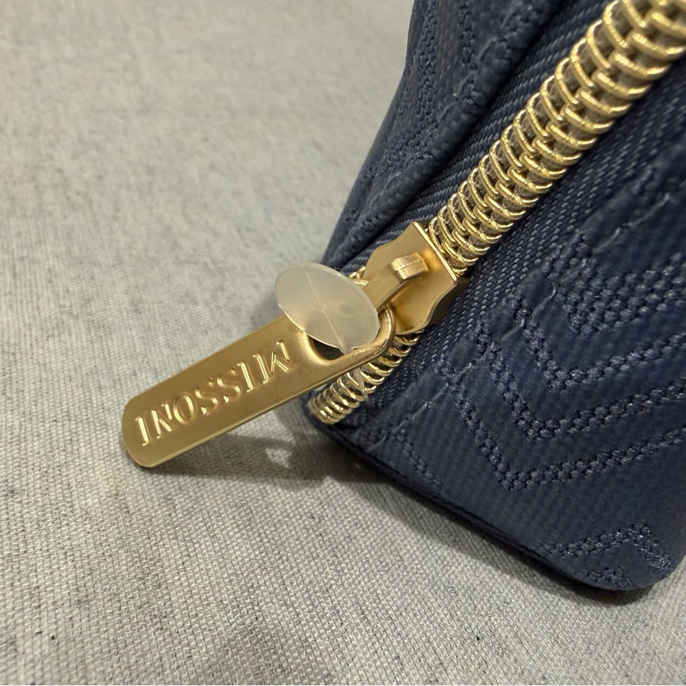 New UNOPENED. NEW STYLE Clamshell Missoni Travel Kit for Delta
1 left - in Blue - Picture 3 of 11